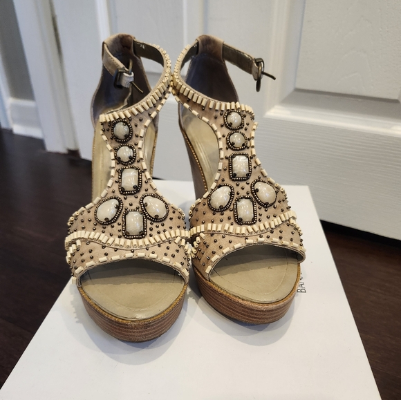 Banana Republic Beaded Wedge Sandal - Size 9 - Picture 2 of 5